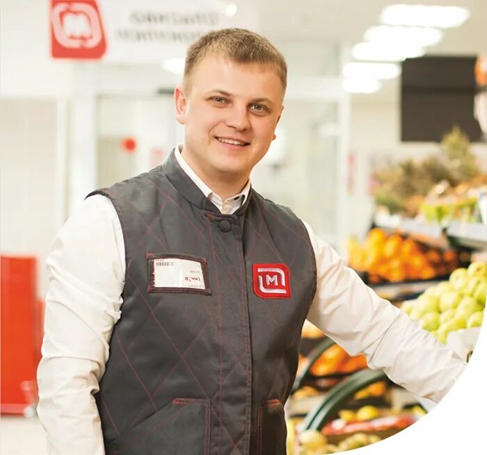 Работает в магните продавец