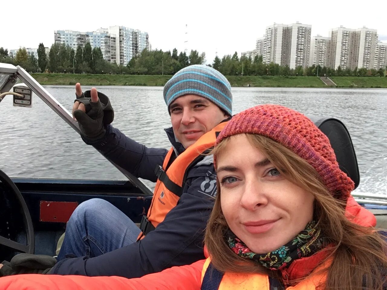 Можно ли кататься на лодке в запрет. Катание на лодке по Москве реке. Лодка по Москве. Можно ли в Москве кататься на лодке.