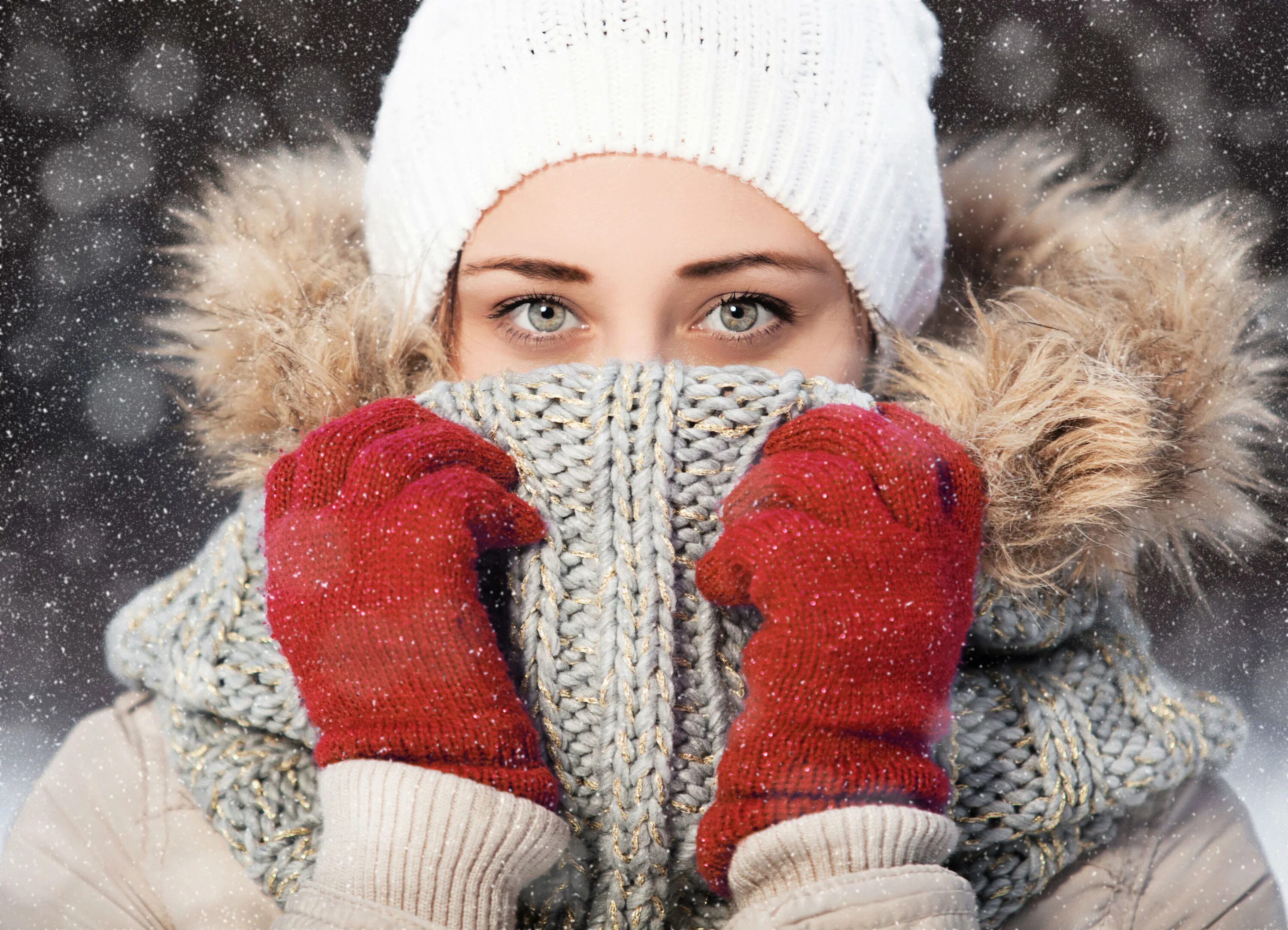 Девушка в шарфе зимой. Девушка закутанная в шарф. Девушка в теплой одежде. Тепло одеться зимой. Теплая одежда зимой