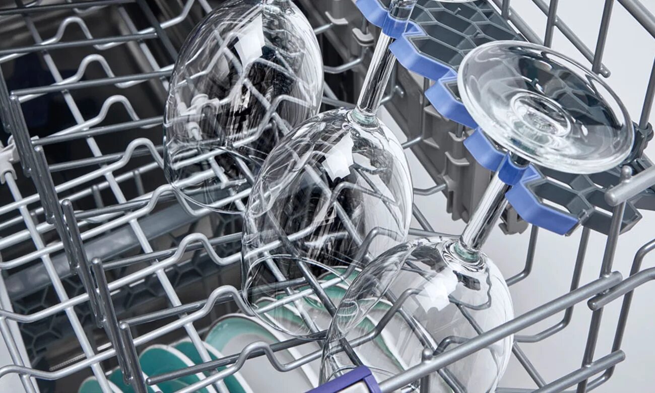 Бокалы в посудомоечной машине. Whirlpool dishwasher 3rd rack. Хрусталь можно в посудомоечную машину. Мытая посуда. Посудомоечная машина с чистой посудой.