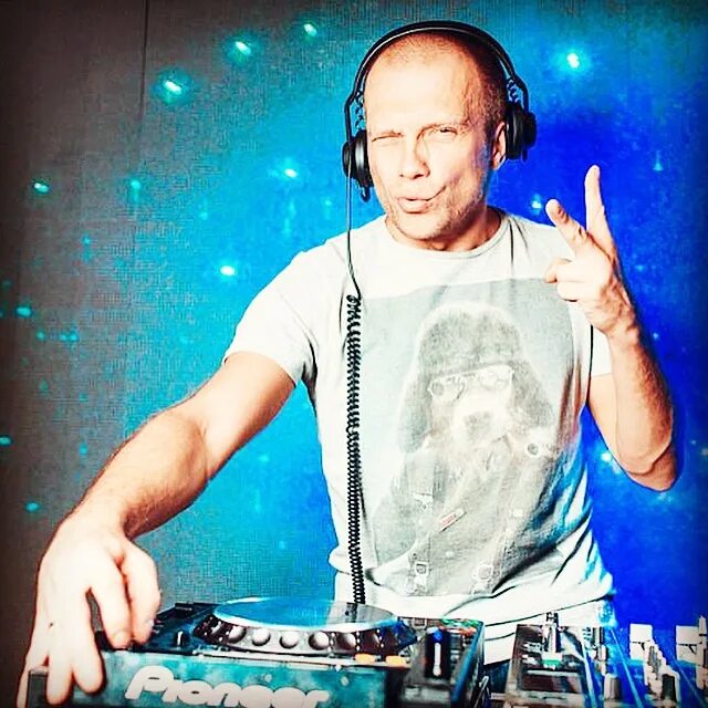 Евгений кушнир диджей. Dj грув. Диджей грув ремиксы. Диджей грув ремиксы. Диджей грув гости из будущего.