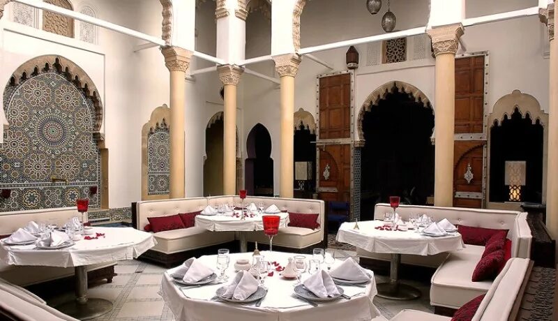 Мусульманские рестораны. Ресторан Марокко Казань. Кафе в Восточном стиле. Интерьер кафе в Восточном стиле. Восточный стиль в интерьере ресторана.