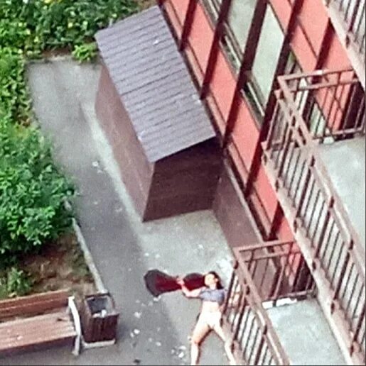 Убитый качок. Девушка прыгнулп с окна.