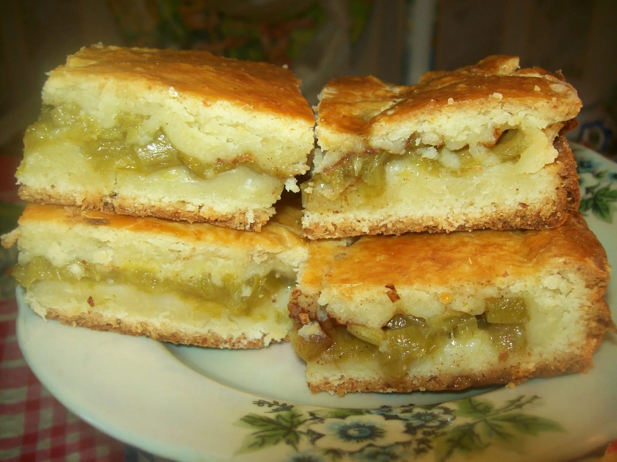 Песочный пирог с ревенем. Пирожки из ревеня сладкие в духовке рецепт. Пирог с ревенем и яблоками. Пирог из ревеня. Пирожки с клубникой из дрожжевого.