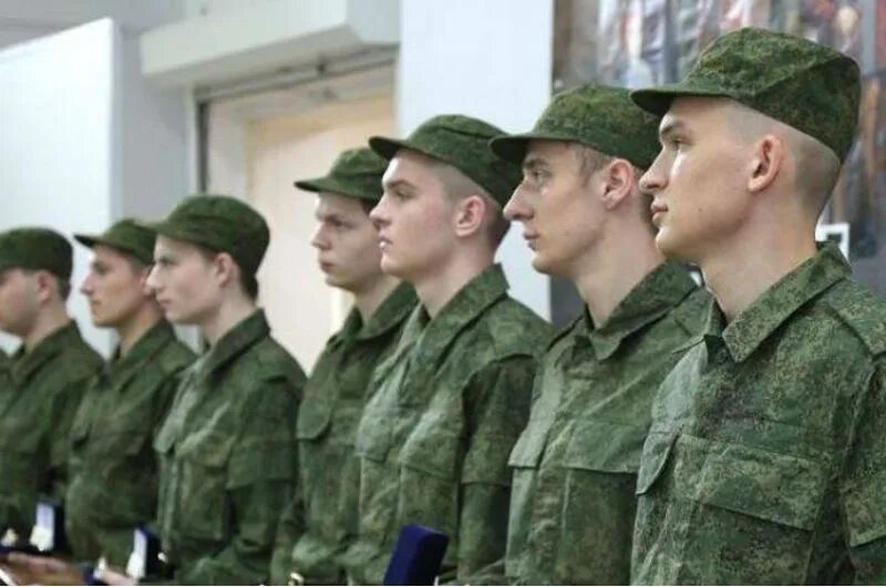Армия призывники. Срочники российской армии. Солдат армии россии. Сын проходит срочную службу. Военная форма призывная.