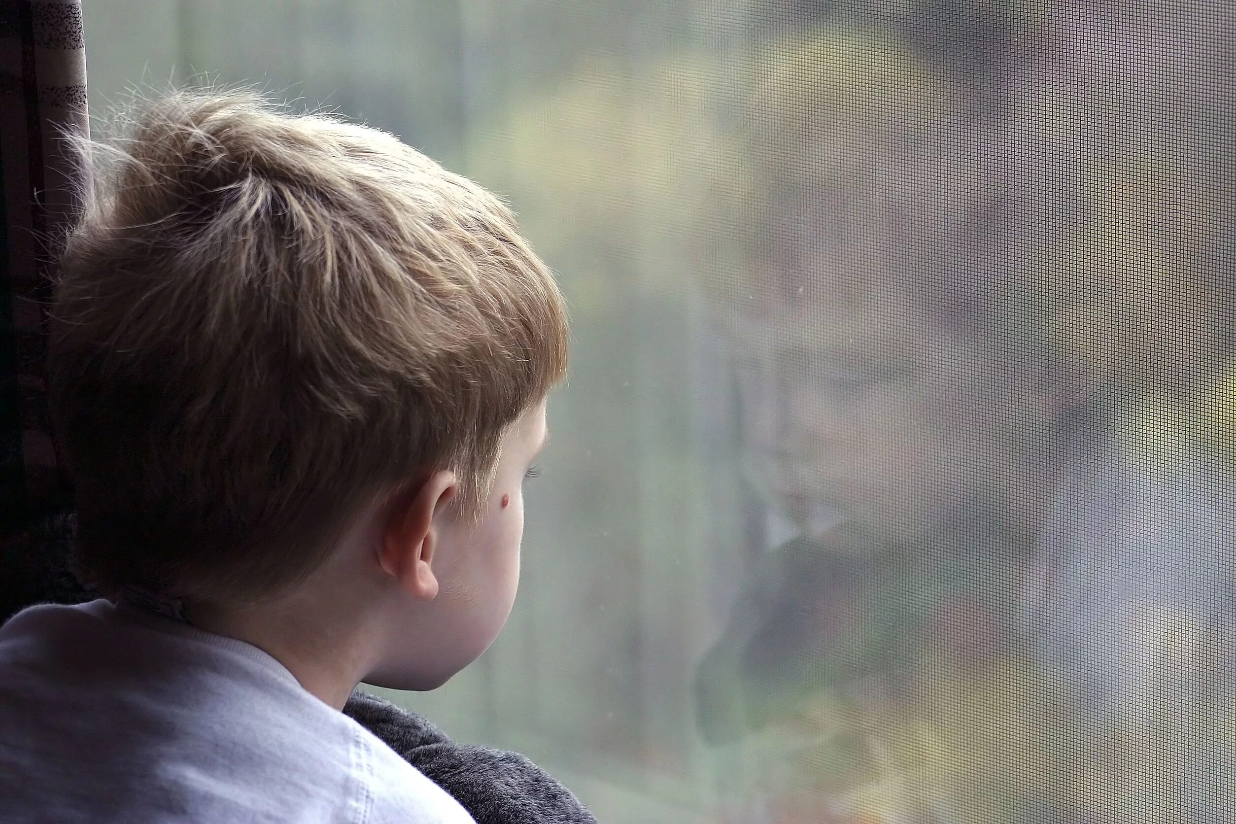 Я был не нужным сыном. Грустный мальчик. Ребенок грустит. Ребенок смотрит в ОКНООКНО. Мальчик смотрит в окно.