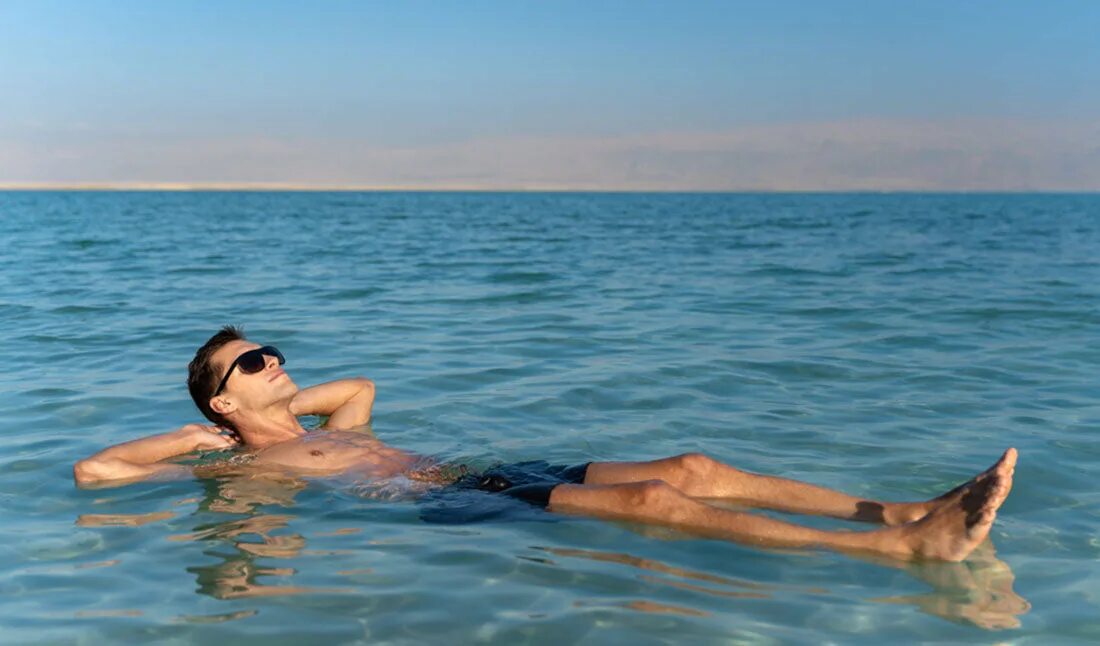 Мертвое море человек на воде. Плавание в Мертвом море. Мертвое море люди плавают. Мертвое море плавать. Иллюстрация плавающих людей в Мертвом море.