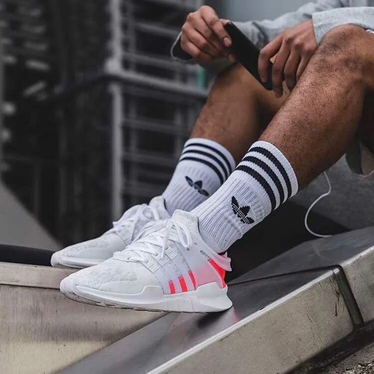 Носки адидас белые. Кроссовки адидас мужские белые. Adidas Originals кроссовки Multix. Adidas Ozellia w.