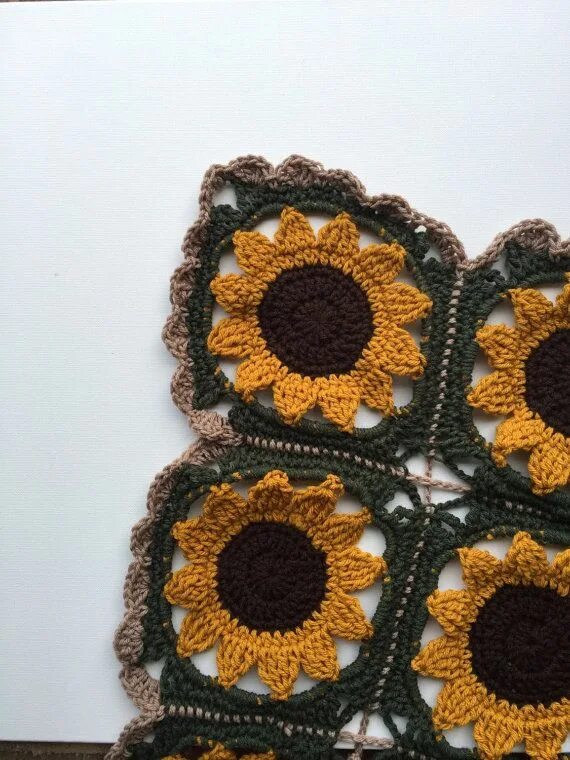 Бабушкин квадрат подсолнух. Мотив подсолнух крючком. Вязаный плед подсолнухи. Плед подсолнух крючком. Подсолнух в квадрате крючком.