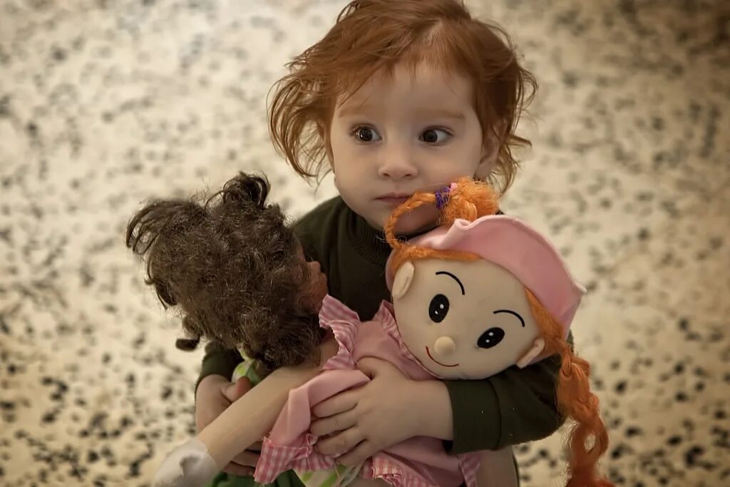 Куклы. Куклы для детей. Маленькая кукла. Ребенок с куклой в руках.