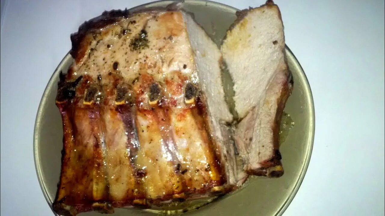 Корейка запеченная. Корейка свиная с картошкой в духовке. Свинина запечённая с соевым соусом. Корейка свиная в духовке в рукаве. Свиная корейка запеченная в духовке.