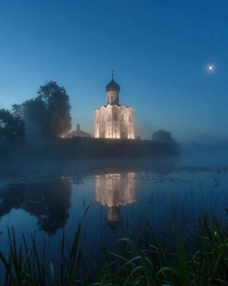 Храм вечером. Храм на нерли. церковь покрова пресвятой богородицы на нерли. храм покрова на нерли ночной. церковь покрова на нерли вечером.