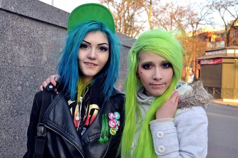 Неформалы с зелеными волосами. Девушки неформалки. Подростки с цветными волосами.