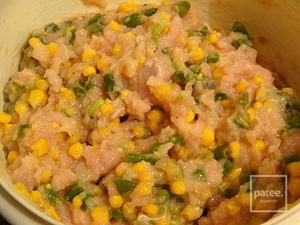 Фарш кукуруза рецепт. Фарш с кукурузой. куриные оладьи с кукурузой. оладьи куриные с фасолью красной. оладьи куриные фаршированные красной фасолью внутри.