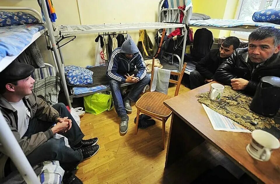 Общежитие гастарбайтеров. Обеспечение мигрантов жильем. Мигранты в квартире. Квартира для мигрантов в москве. Квартира для мигрантов в москве.