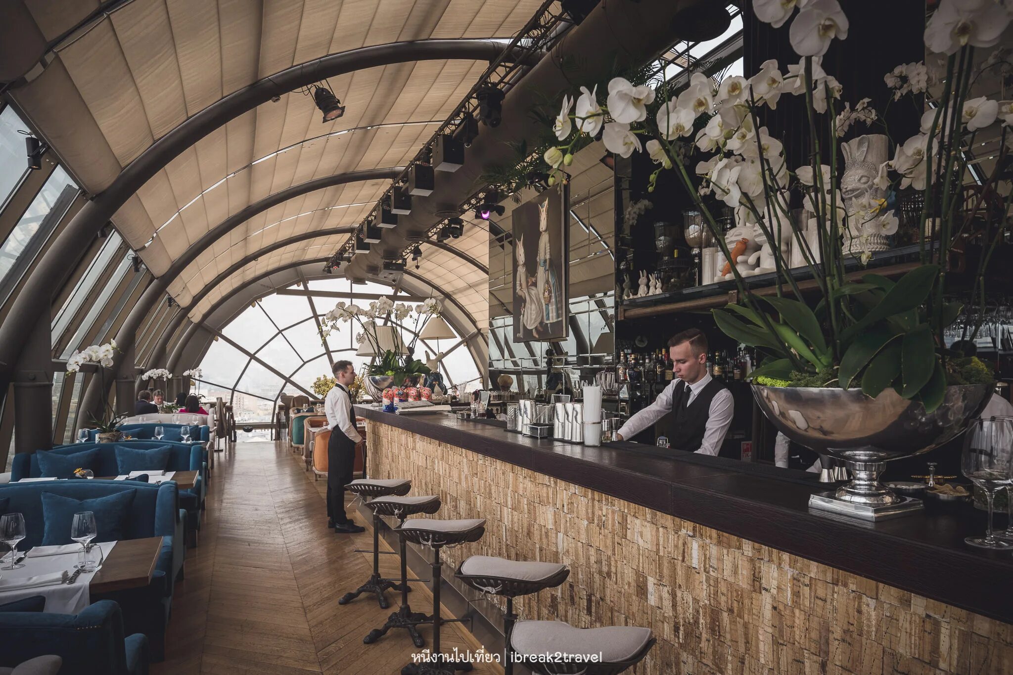 Вайт рэббит. White rabbit спб. вайт рэббит свадьба. бар белый кролик. ресторан белый кролик барная стойка.