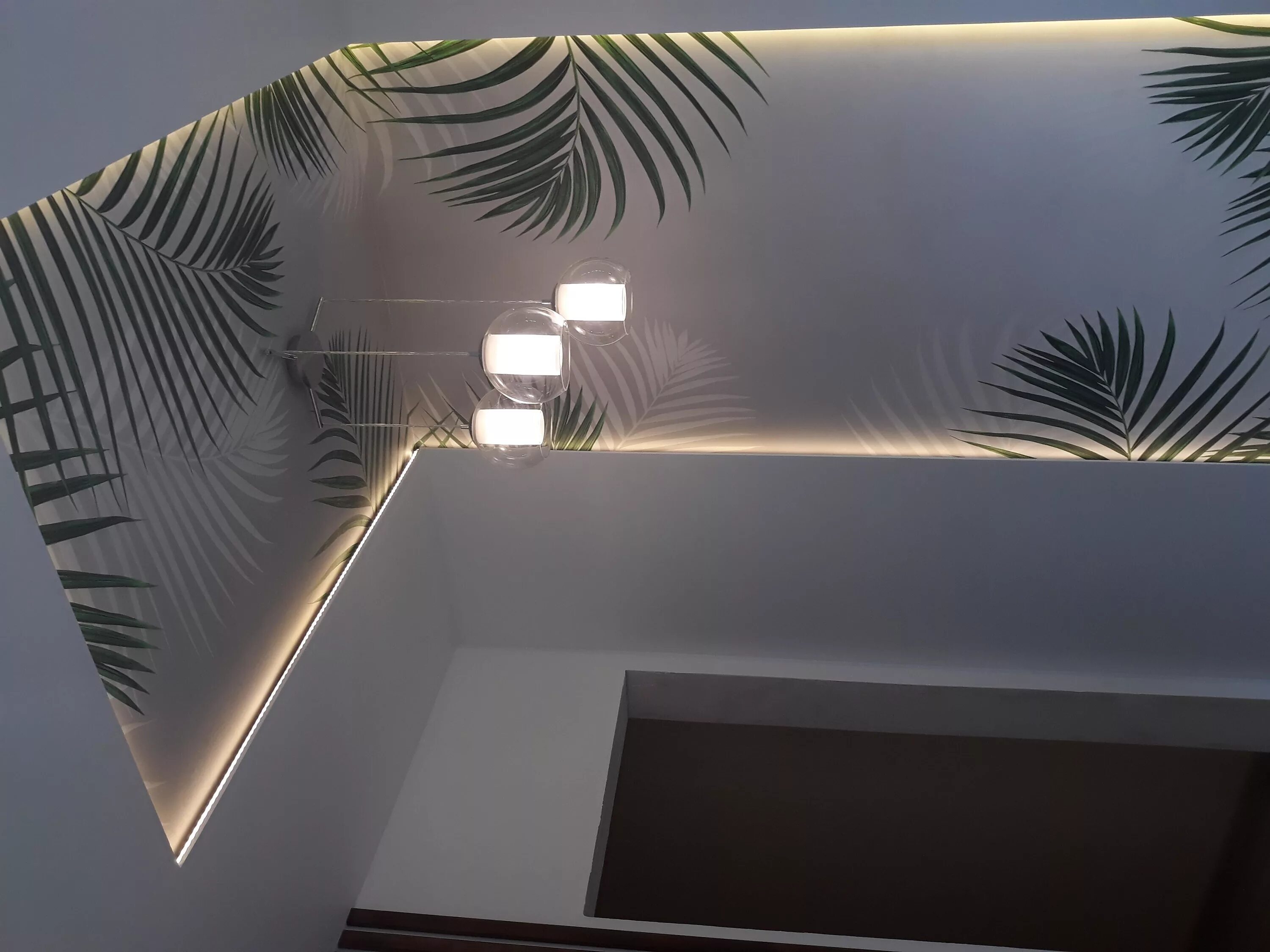 современные натяжные потолки. подсветка потолка в спальне. парящие потолки. современный интерьер квартиры. светодиодный врезной линейный светильник geniled gl-linear 120вт 3000мм.