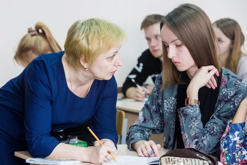 Учитель обсуждает родителей. Преподаватель СПО. Педагогика профессионального образования. Образование учителя. Педагог дополнительного образования.