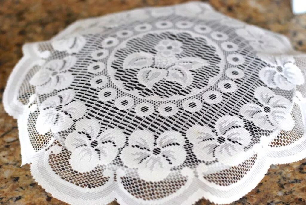 Решение задачи девочке подарили кружево длиной 84 см. Митенки для девочки. Платочек нужно обшить кружевами на каждую сторону. Девочке подарили кружево 84. Девочке подарили кружево 84.