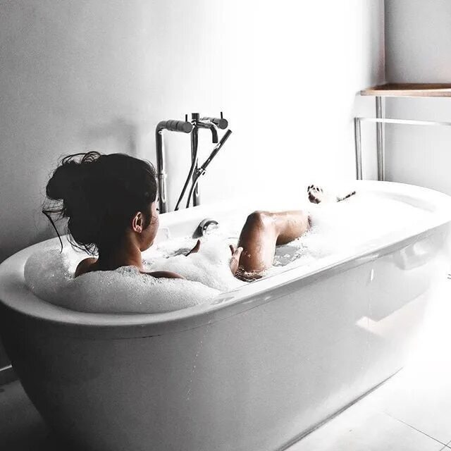 Позирует в ванной. Jennie Bathtub. Эстетика ванной. Фотосессия в ванной. Фотосессия в ванне.