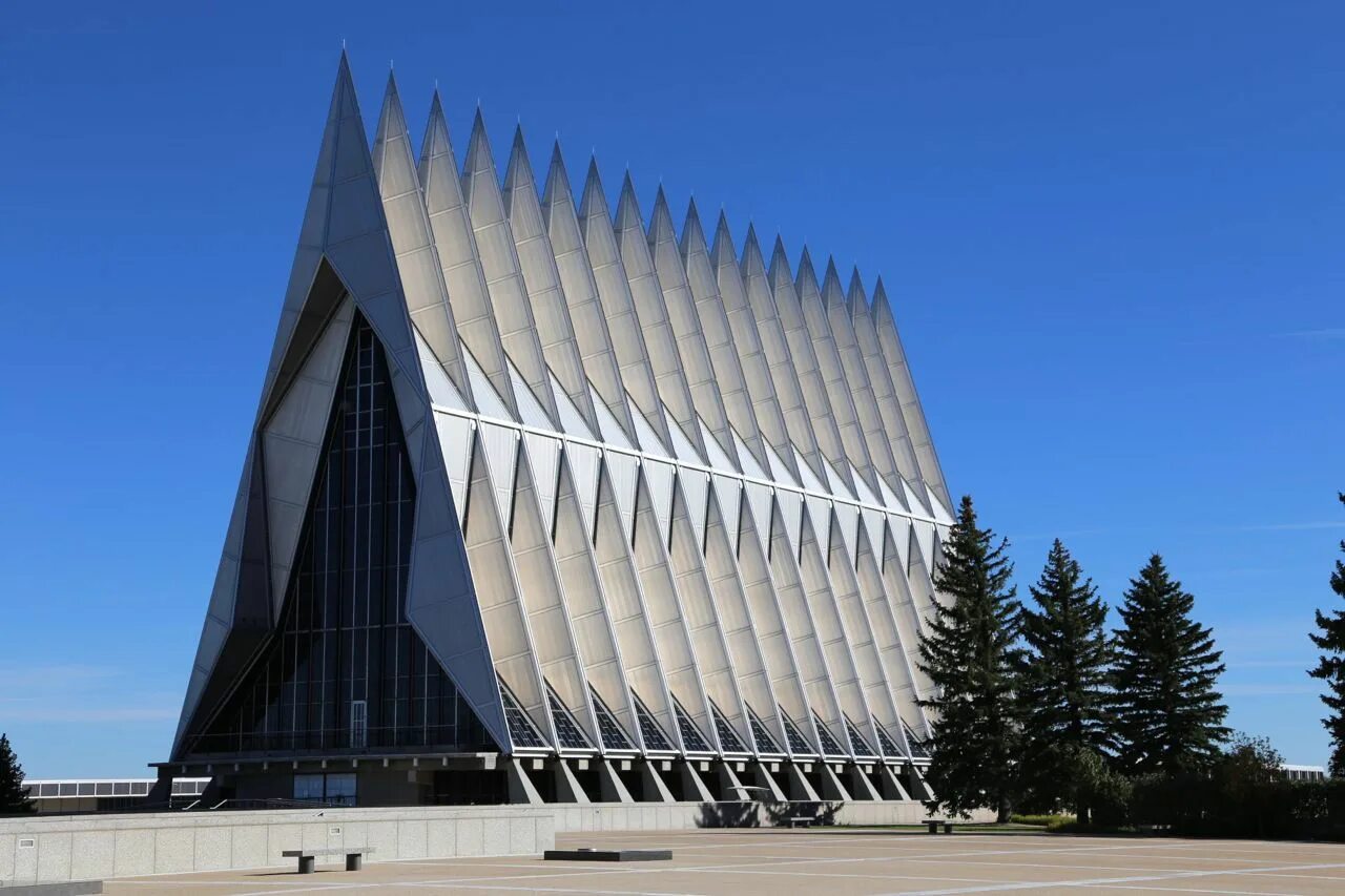 Здания подобны. Норман фостер дворец мира и согласия. Сантьяго калатрава здания. Здания подобны. Геометрические формы в архитектуре.