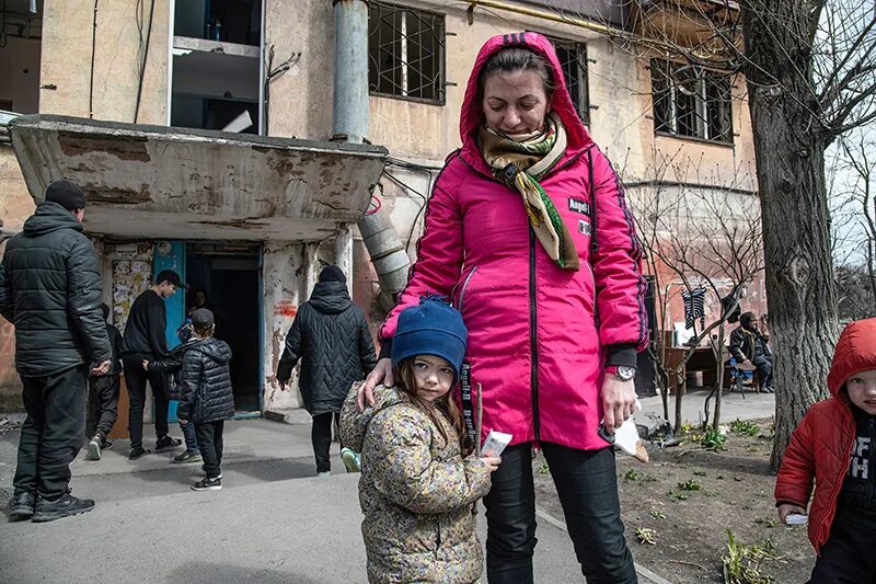 Мариуполь сколько мирных жителей. Мариуполь люди. Беженцы на Украине в городе Мариуполь.