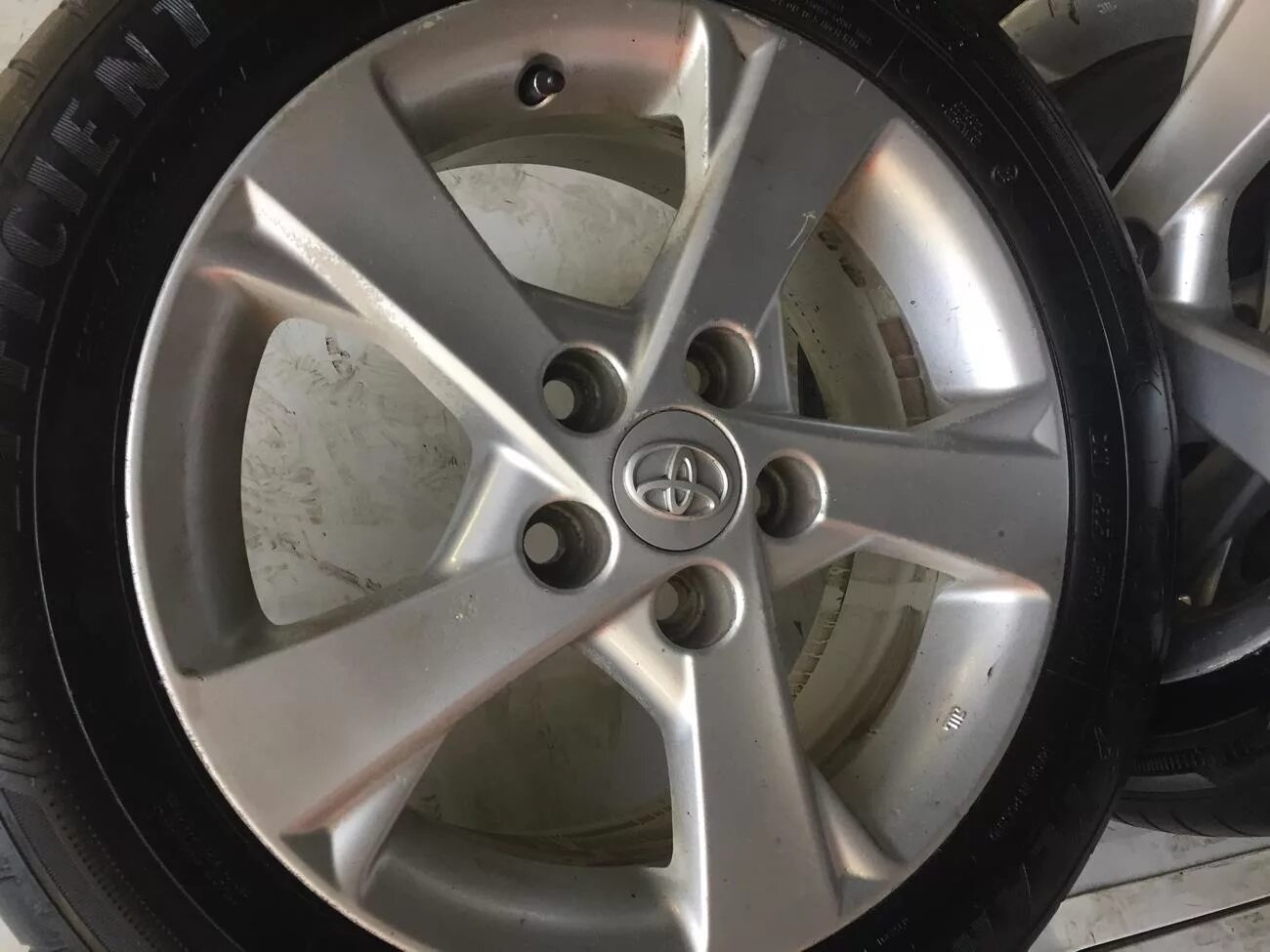 Шины на тойота аурис 2008. Диск r16 для шины toyota corolla verso. Диски камрики r17 на toyota corolla. Диски колесные королла 150. Тойота аурис на дисках.
