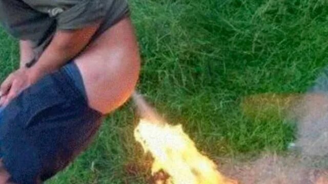 Чел пукает на зажигалку. Мужчина в огне. Видео человек пукает. Видео человек пукает. Пердануть на зажигалку огонь.