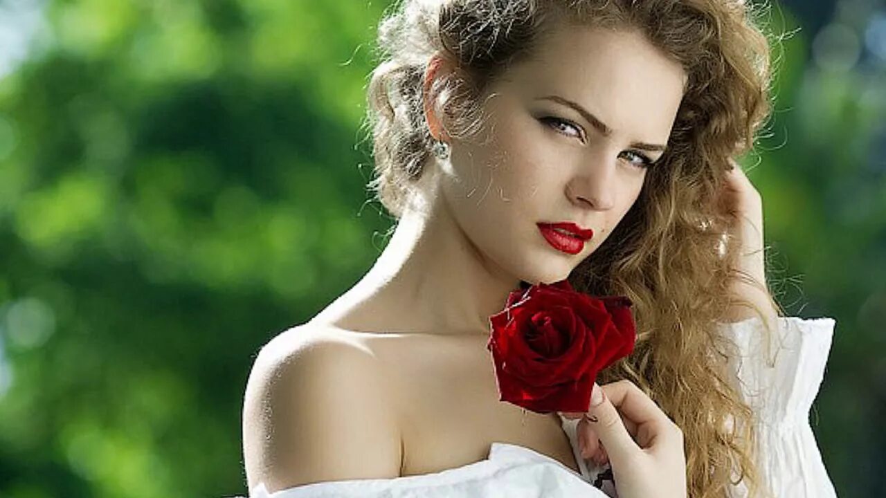 Розы цветы алые песня. Девушка с алым цветком. розочка у девушек. девушка с одной розой. девушка и алые розы.