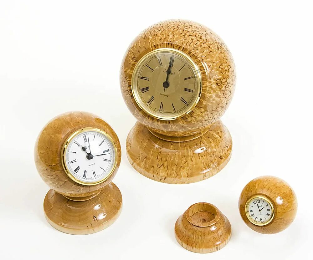 Часы шарова. Часы из березы. Часы из карельской березы изделия. Настольные часы с шариками. Часы шар настольные деревянные.