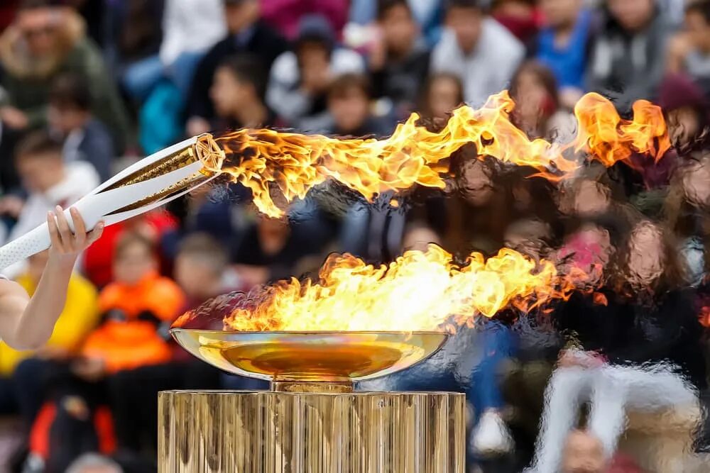 Олимпийский огонь 2022. Зажжение олимпийского огня в Сочи 2014. Факел олимпийского огня. Традиция зажжения олимпийского огня. Факел начал игру