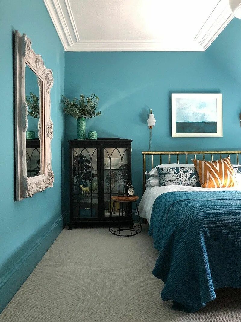 Bedroom in Aqua Chintz - Glidden paint color Blaues schlafzimmer, Wohnzimmer far