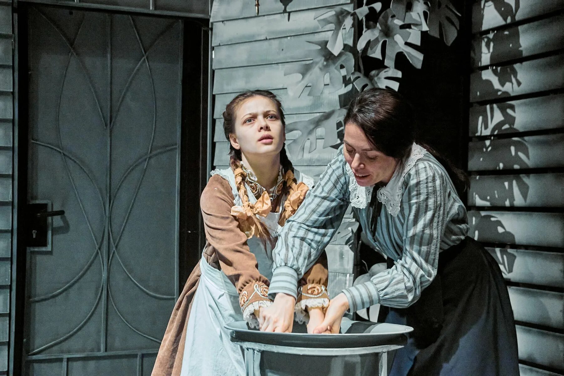 Новокузнецкий драматический театр сотворившая чудо. Сотворившая чудо гибсон пьеса. Сотворившая чудо содержание. Сотворившая чудо рамт. Сотворившая чудо рамт.