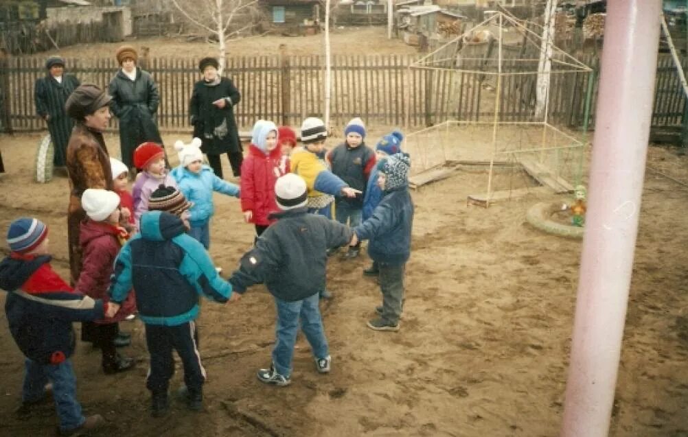 Игры на прогулке в подготовительной группе весной. Игры на прогулке в детском саду. Дети на прогулки подготовительная группа. Подвижные игры на прогулке. Игры на улице в подготовительной группе.