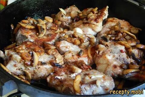 Картошка с ребрышками и грибами в духовке