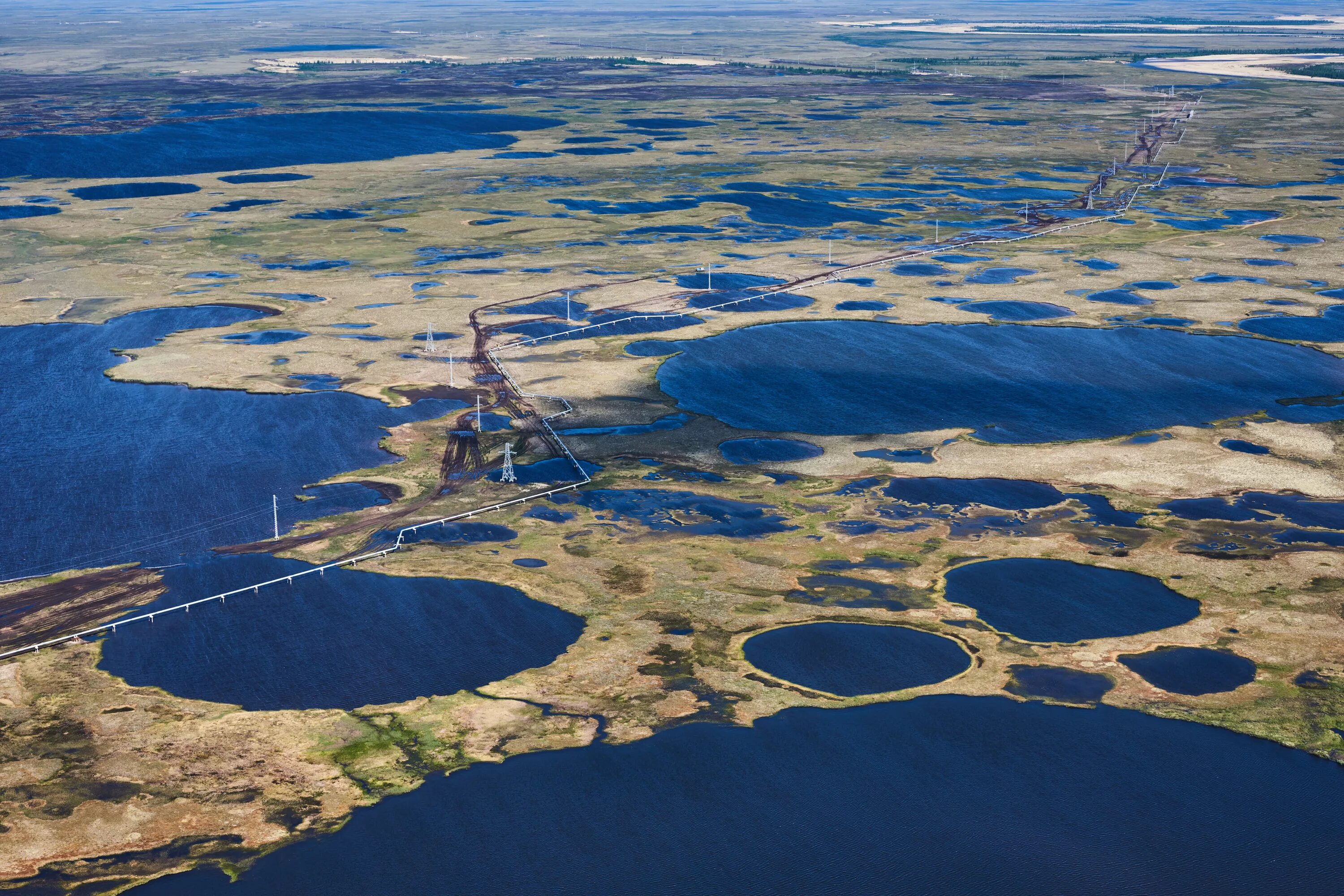 Новые месторождения нефти газа. Озеро Нейто Ямал. Нефтяное озеро Самотлор. Ямал Мессояха. Самотлор озеро озеро нефть.