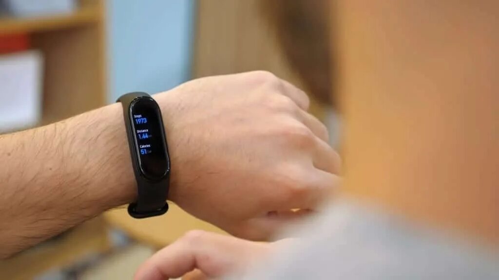 Mi band какие телефоны. Mi band 4 комплект. mi band 3 фото. ми ванд 5. как носить ми бэнд.