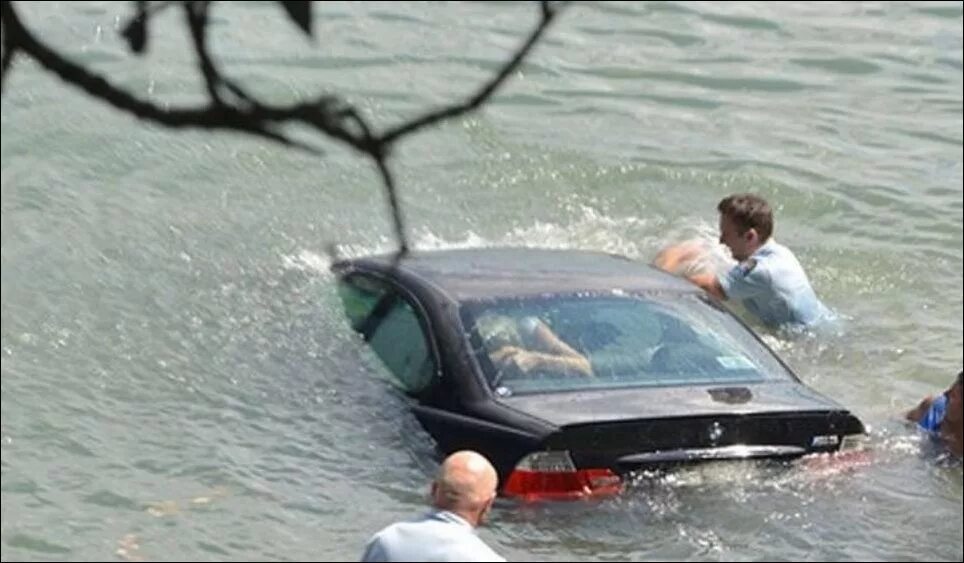 Машина падает в воду. Утопленная машина. Падение автомобиля в воду. Автомобиль попал в воду