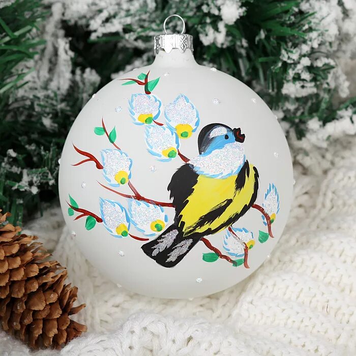 Шарики птички. Новогодний шарик птичка. Новогодний шар с птицей. Елочная игрушка птичка на шаре. Птичка синичка елочная.