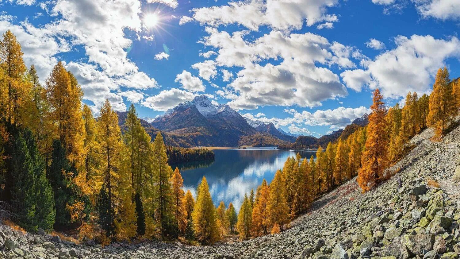 Осень в горах. Горы осенью. Красивый пейзаж. Пейзаж гор.