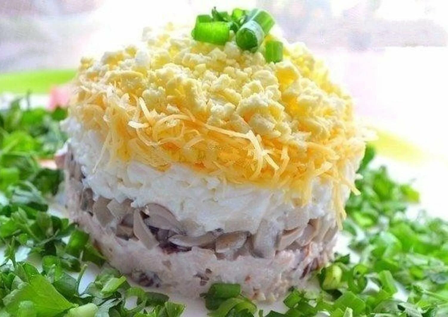 Салат пачкой. Салат. Вкусные салаты. Салат мужской каприз фото. Слоёный салат с курицей и грибами.