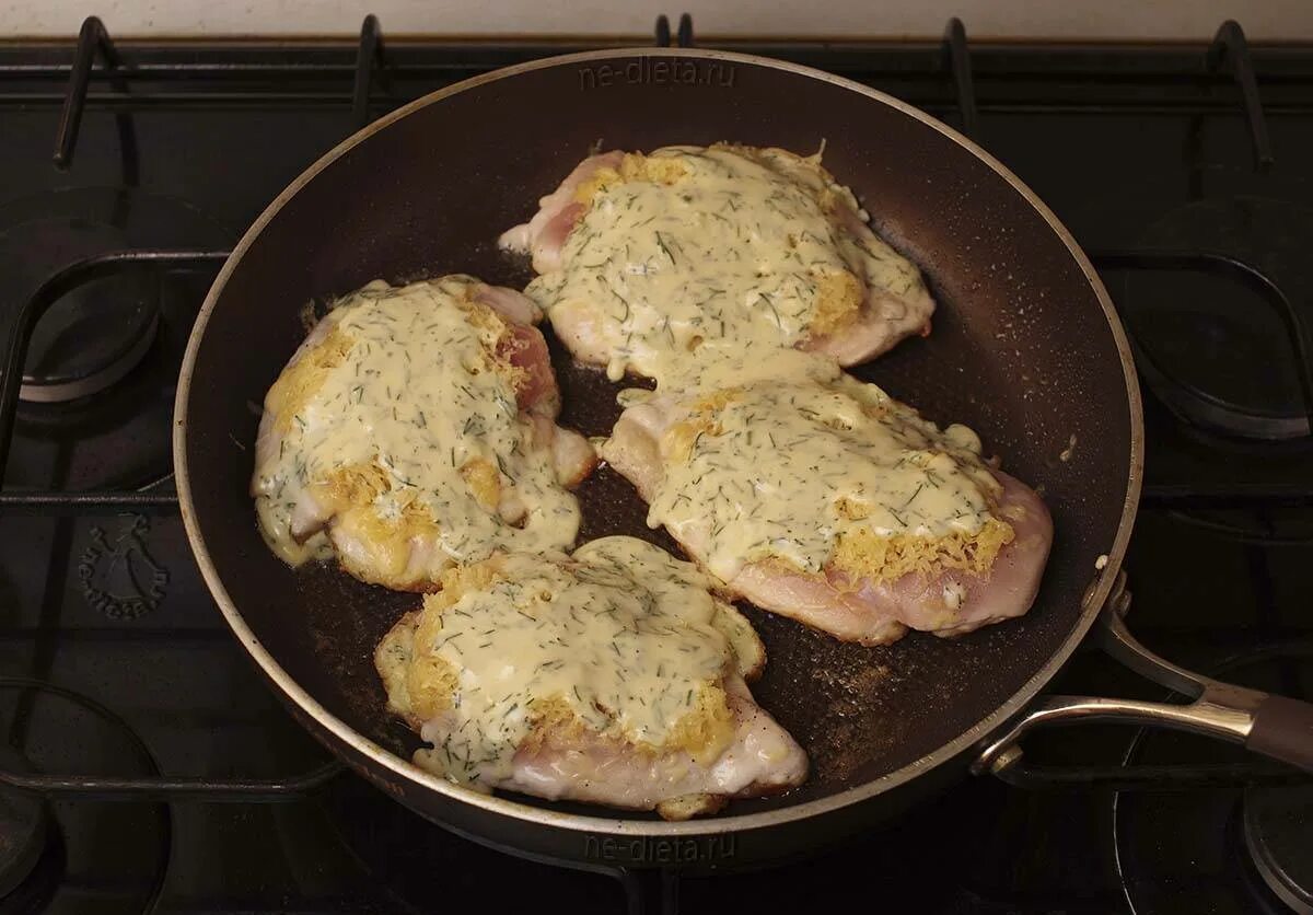 Как готовить отбивную на сковороде. Отбивные из курицы на сковороде. отбивные из куриного филе. куриные отбивные на сковороде из грудки. отбивнушки.