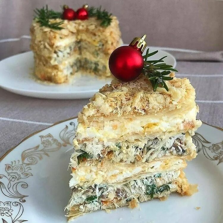 Закусочный торт с копчёной курицей черносливом и шампиньонами Еда и рецепты