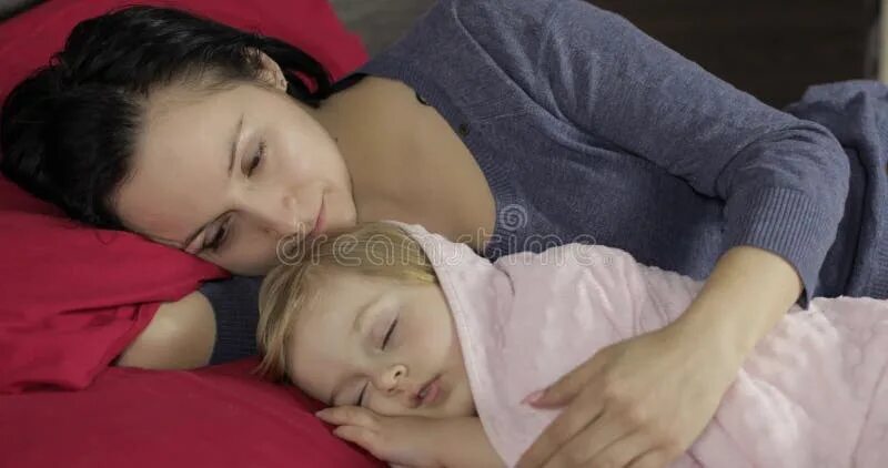 Маленькую дочку под одеялом. Mom sleep big