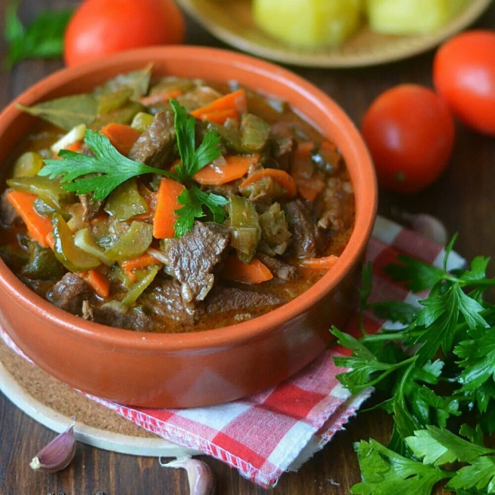 блюда в глиняных горшочках. жаркое из говядины с картошкой в горшочках. жаркое в горшочках с говядиной. мясо картошка огурцы в горшочке. картофель с грибами в горшочке.
