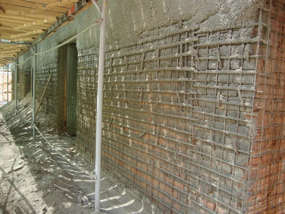 Подпирать дом. Усиление кирпичных стен стальными обоймами. Армированная бетонная стена. Усиление кирпичной кладки. Укрепление кирпичной стены.