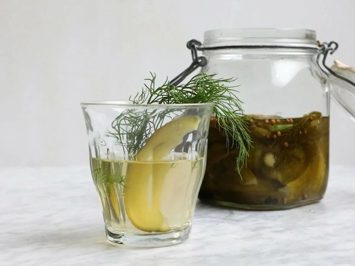 Банки с огурцами. Куда использовать рассол. Куда использовать рассол. Соленая капуста в холодном растворе. Бомбаж квашеной капусты.