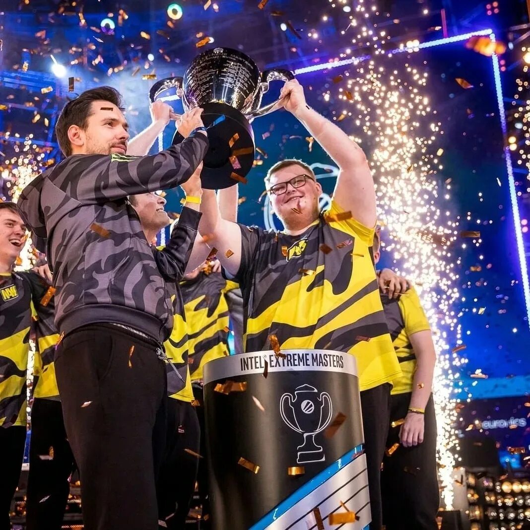 Нави кс го с кубком. Кибер выиграли. Dota киберспортсмен. Киберспортсмен дота 2. Киберспорт кубок 2020 esl.