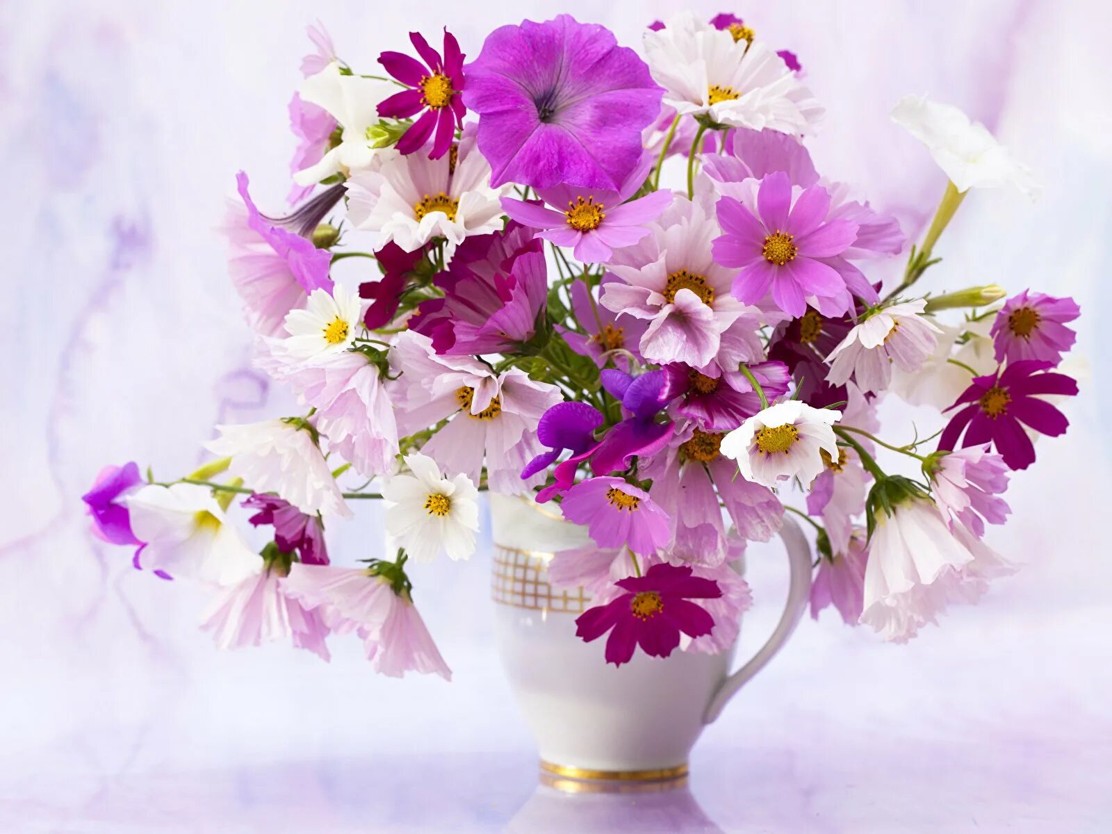 Красивый весенний букет. Красивый букет в вазе. Букет весенних цветов. Яркие цветы в вазе.