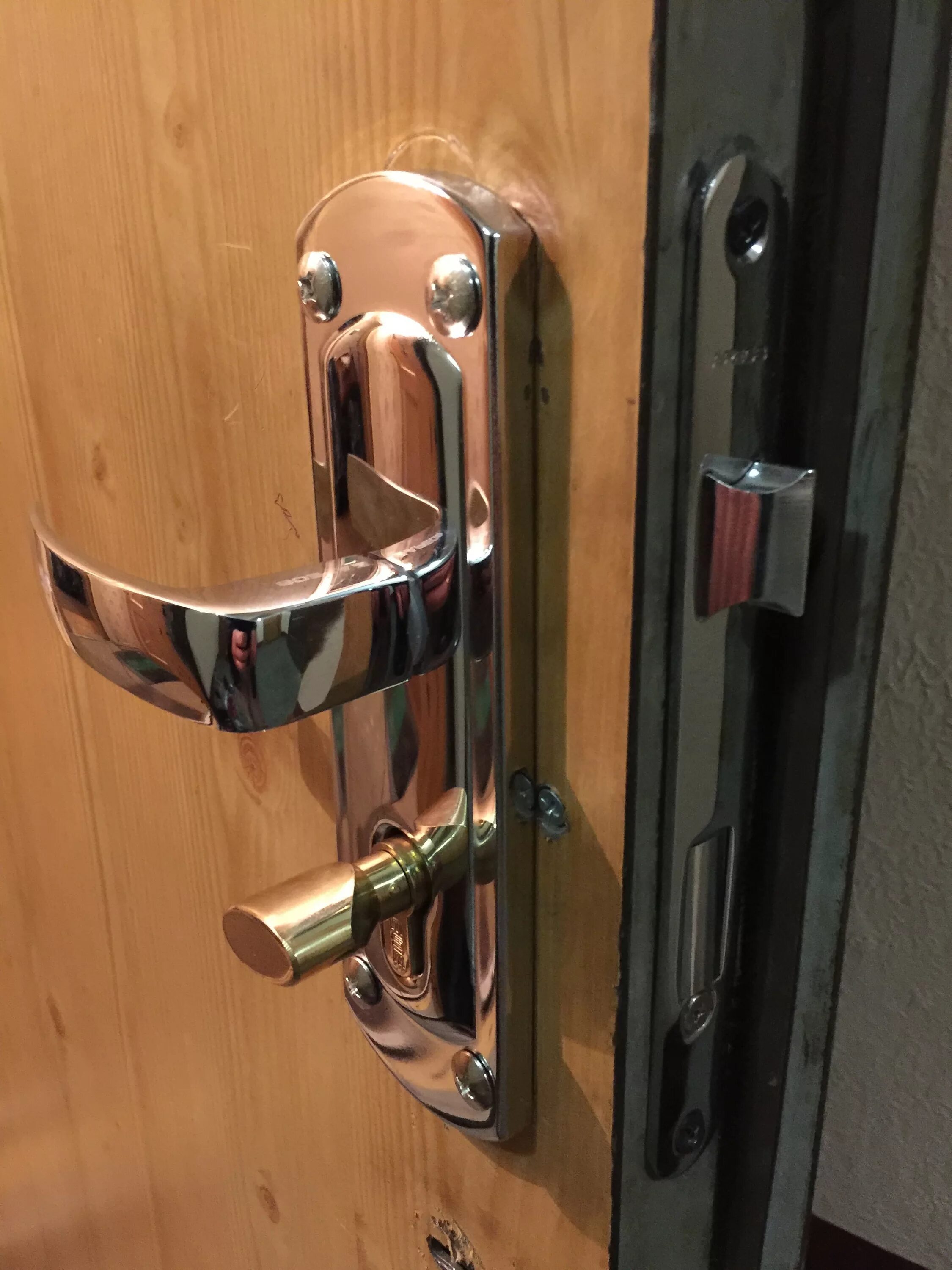 Замена замка двери в квартире цена. Разболталась дверная ручка входной двери. Разболталась дверная ручка в металлической входной двери. Ручки для металлических дверей. Ручки для железных дверей.